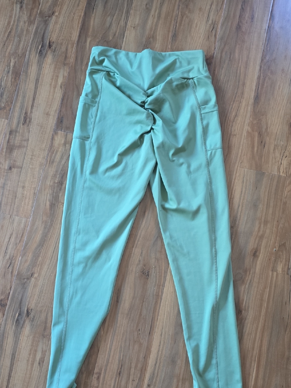 High-Waist Yoga Pants in Sage Green With Scrunch Back